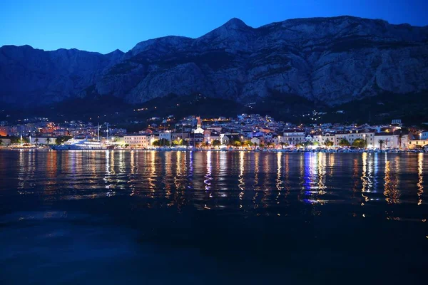 Makarska Kroatien Kvällsutsikt Över Semesterorten Dalmatien Makarska Rivieran — Stockfoto