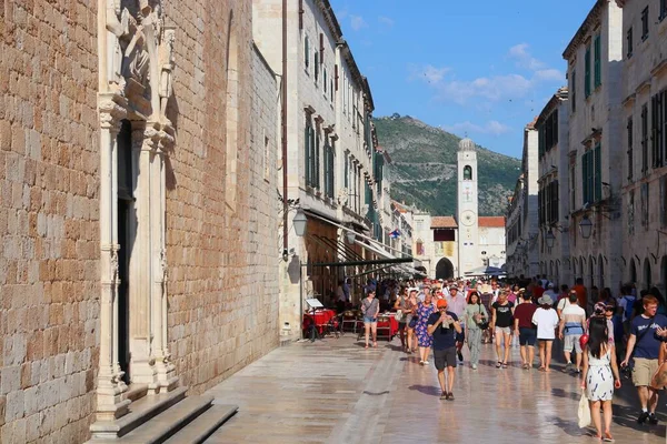 Dubrovnik Croácia Julho 2019 Turistas Visitam Rua Stradun Pavimentada Com — Fotografia de Stock
