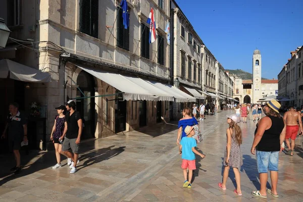 Dubrovnik Croácia Julho 2019 Turistas Visitam Rua Stradun Pavimentada Com — Fotografia de Stock