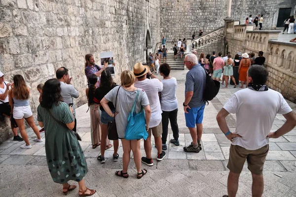Dubrovnik Croatia 2019年7月26日 観光客は クロアチアのドゥブロヴニクの玉座シティツアーに参加します 有名なHboファンタジーテレビドラマはドゥブロヴニクで撮影されました — ストック写真