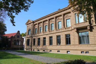 Almanya 'nın Bochum şehrinde. Kamu parkından sanat galerisi ve müzesi (Kunstverein) görülüyor.