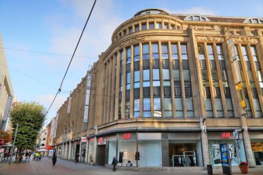 GELSENKIRCHEN, GERMANY - 17 Eylül 2020: İnsanlar Gelsenkirchen, Almanya 'da bir şehir sokağı olan Bahnhofstrasse' yi ziyaret ediyorlar. Weka Karree, Gelsenkirchen 'de tarihi bir mağazadır..