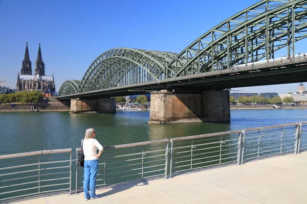 Kologia Niemcy Wrzesień 2020 Ludzie Odwiedzają Ren Boulevard Rheinboulevard Kolonii — Zdjęcie stockowe