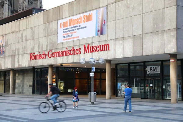 德国科隆科洛涅 2020年9月21日 人们走过德国科隆市的罗密什 日耳曼尼斯博物馆 科隆是德国人口第四多的城市 — 图库照片