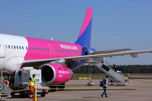 Cologne Tyskland September 2020 Passagerare Ombord Wizzair Airbus A321 Trappor — Stockfoto