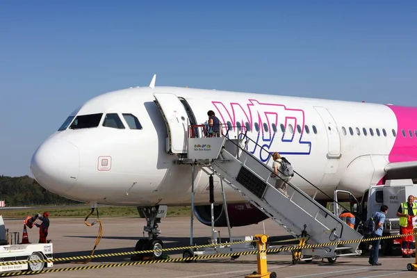 Cologne Tyskland September 2020 Passagerare Ombord Wizzair Airbus A321 Trappor — Stockfoto