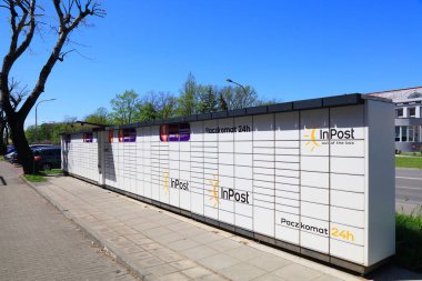KEDZIERZYN-KOZLE, POLAND - 11 Mayıs 2021: Paket dolabı Paczkomat, Polonya. Paczkomat makineleri Polonya 'daki InPost şirketi tarafından popülerleştirildi..