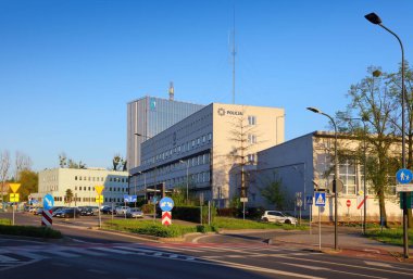 RYBNIK, POLAND - 11 Mayıs 2021: Rybnik, Polonya 'daki polis karakoluyla şehir manzarası. Rybnik Güney Polonya 'da önemli bir sanayi kentidir..