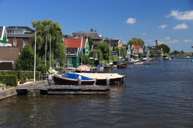 Zaandijk, Hollanda. Zaan nehri ile Hollanda 'nın tuhaf manzarası.