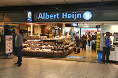 AMSTERDAM, NETHERLANDS - 7 Temmuz 2017: Gezginler Amsterdam 'daki Schiphol Havaalanı' nda Albert Heijn 'i 