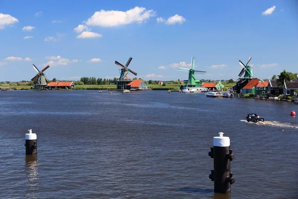 Holländska Väderkvarnar Zaanse Schans Utsikt Över Holländska Landsbygden Med Floden — Stockfoto