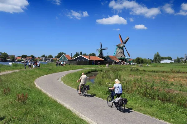 Zaanse Schans Países Bajos Julio 2017 Ciclistas Visitan Molinos Viento —  Fotos de Stock