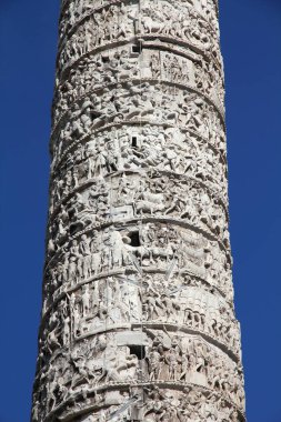 Roma şehri, İtalya. Marcus Aurelius 'un sütununda. Piazza Colonna meydanında antik Roma zafer sütunları.
