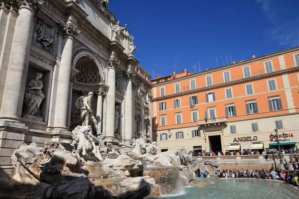 ローマ イタリア エイプリル10 2012 ローマのトレビの泉 トレビの泉 を訪れる人々 公式データによると 2013年には1260万人がローマを訪れた — ストック写真