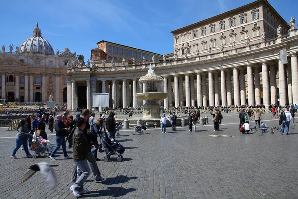 Orașul Vatican Vatican Aprilie 2012 Oamenii Vizitează Piața Sfântul Petru — Fotografie, imagine de stoc