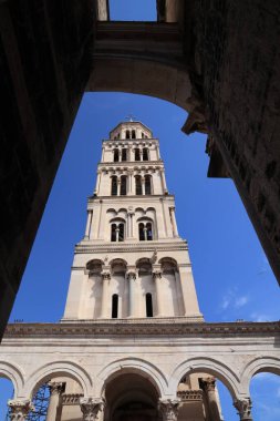 Bölünme işareti. Hırvatistan 'ın Eski Kasabası. UNESCO Dünya Mirası Tarihi Alanı. Katedral campanili.
