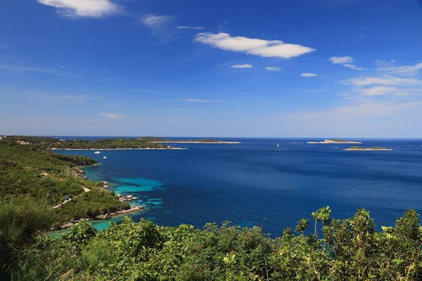 Plat Costa Ciudad Dalmacia Croacia Paisaje Con Mar Adriático Montañas —  Fotos de Stock