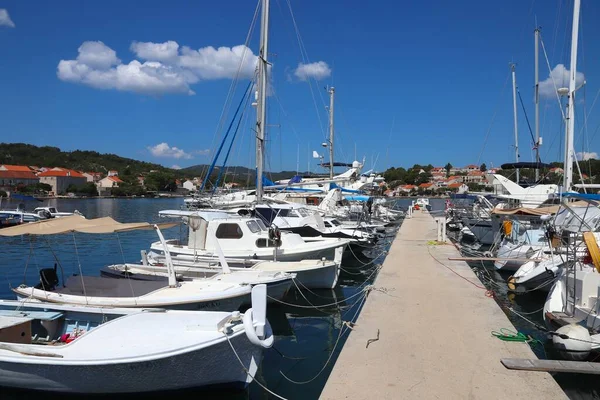 Korcula Croácia Junho 2019 Veleiros Atracados Marina Lumbarda Ilha Korcula — Fotografia de Stock