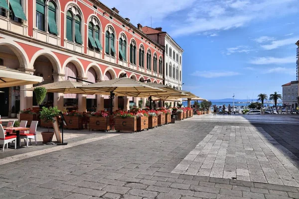 Split Croatia Julho 2019 Pessoas Visitam Arcadas Sombreadas Edifício Prokurative — Fotografia de Stock