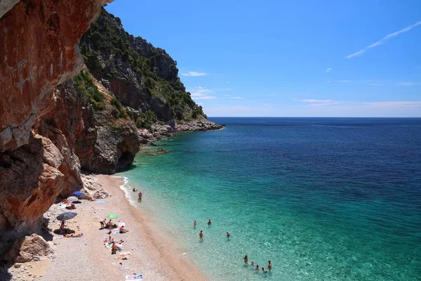 Konavle Croacia Junio 2019 Gente Pasa Sus Vacaciones Playa Pasjaca —  Fotos de Stock