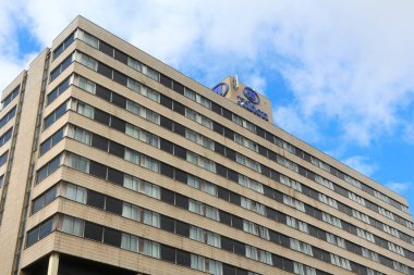 LEEDS, İngiltere - 11 Temmuz 2016: Leeds, İngiltere 'deki Hilton Oteli. Otel, küresel grup Hilton Worldwide Holding 'in bir parçası..