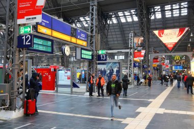 FRANKFURT, Almanya - 6 ARALIK 2016: Almanya 'daki Frankfurt Hauptbahnhof istasyonunu ziyaret edenler. Ülke, 450 bin günlük yolcu kapasiteli Avrupa 'nın en yoğun 5 istasyonu arasında yer alıyor..
