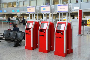 FRANKFURT, GERMANY - 6 Aralık 2016: Frankfurt Uluslararası Havaalanı 'nın 2 numaralı terminalini ziyaret eden yolcular. Almanya 'nın en yoğun havaalanıdır ve dünyanın en büyük havaalanlarından biridir..