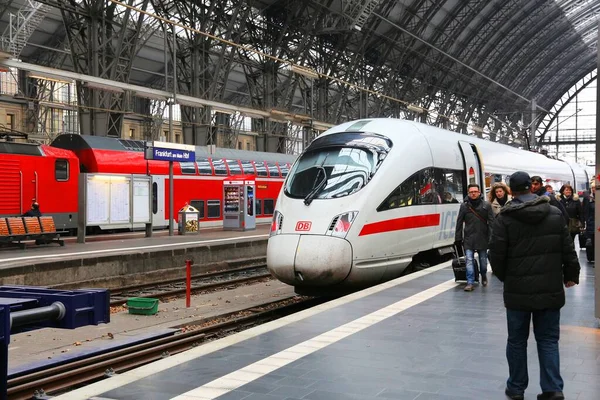 Frankfurt Duitsland December 2016 Passagiers Arriveren Intercity Ice Trein Station — Stockfoto