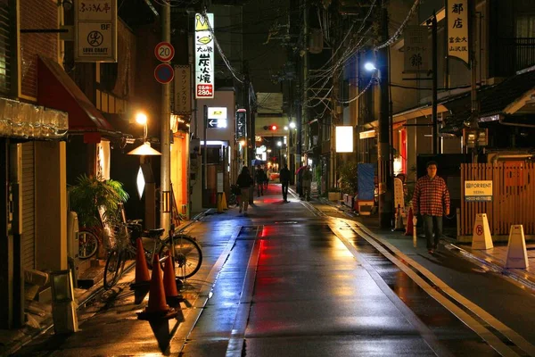 2016年11月27日 人们参观了日本京都的一条狭窄街道 京都是日本十大大城市之一 — 图库照片