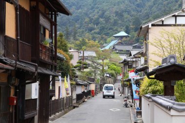MIYAJIMA, JAPONYA - 21 Nisan 2012: Japonya 'nın Hiroşima yakınlarındaki Eski Şehir' i (Itsukushima) ziyaret edenler.