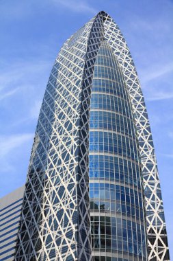 TOKYO, JAPONYA - 11 Mayıs 2012: Tokyo Shinjuku 'daki Mode Gakuen Koza Kulesi. Tokyo Mode Gakuen (moda okulu), HAL Tokyo (teknoloji ve tasarım fakültesi) ve Shuto Iko 'ya ev sahipliği yapar.)