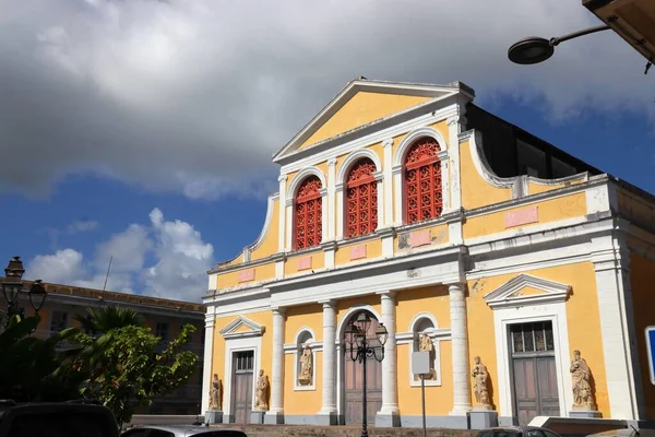 グアドループ最大の都市であるピトルを指さしてください 地元では大聖堂として知られる聖ペテロと聖パウロのカトリック教会 — ストック写真