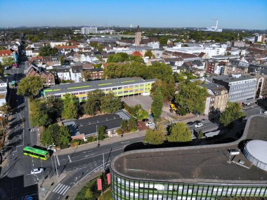 Almanya 'nın Oberhausen şehrinde. Sokaklar ve yerleşim yerlerinin havadan görünüşü.