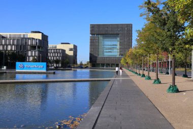ESSEN, Almanya - 20 Eylül 2020: ThyssenKrupp şirket merkezi Essen, Almanya. ThyssenKrupp dünya çapındaki en büyük çelik üreticilerinden biri olan bir sanayi şirketi..
