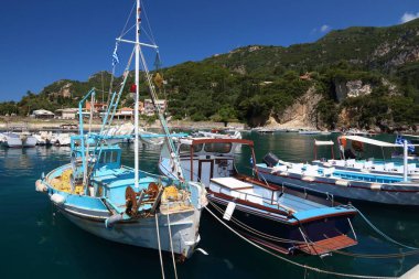 Yunanistan 'ın Korfu adasındaki Paleokastritsa balıkçı limanı. Yazın İyon Denizi kıyısında.