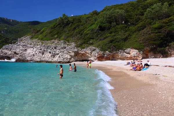 Corfu Grecia Junio 2016 Gente Visita Playa Rovinia Isla Corfú —  Fotos de Stock