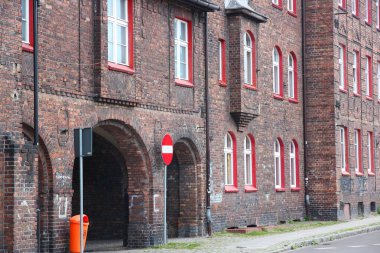 Polonya 'nın Silezya bölgesinde Katowice şehri. Nikiszowiec tarihi bölgesinde eski tuğla mimari.