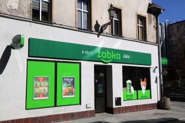 GLIWICE, POLAND - 11 Mayıs 2021 Polonya 'nın Gliwice şehrindeki Zabka market. Zabka, Polonya 'nın en büyük bayilik şirketlerinden biri..