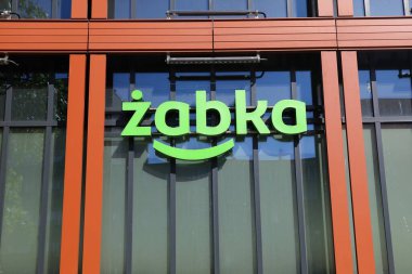 GLIWICE, POLAND - 11 Mayıs 2021 Polonya 'nın Gliwice şehrindeki Zabka market. Zabka, Polonya 'nın en büyük bayilik şirketlerinden biri..