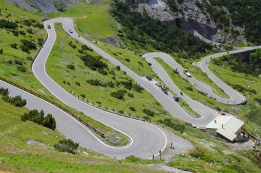 İtalya 'da dağ geçidi yolu, Stelvio Ulusal Parkı. Ortler Alplerinde Stelvio Geçidi 'ne giden yol. Alp manzarası.