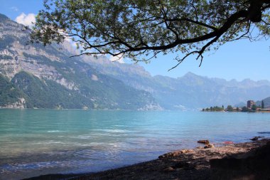 İsviçre manzarası. Canton St. Gallen 'deki Walensee Gölü' nün arka planında Churfirsten sıradağları var..