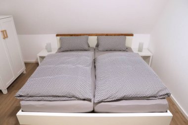 Küçük, modern, beyaz yatak odası. Genel konforlu yatak odası fotoğrafı..