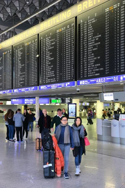 Frankfurt Niemcy Grudzień 2016 Pasażerowie Odwiedzają Terminal Międzynarodowego Portu Lotniczego — Zdjęcie stockowe