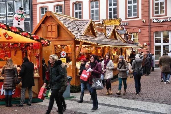 Frankfurt Alemanha Dezembro 2016 Pessoas Visitam Mercado Natal Frankfurt Alemanha — Fotografia de Stock