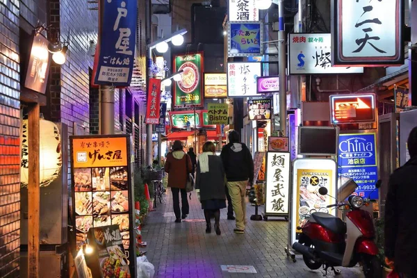 2016年11月29日 人々は東京の池袋レストラン街の狭い通りを訪問します 東京は日本の首都です 3780万人が首都圏に住んでいます — ストック写真