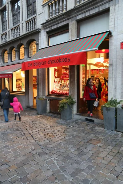 Bruxelas Bélgica Novembro 2016 Pessoas Visitam Uma Loja Chocolate Belga — Fotografia de Stock