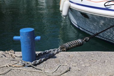 Hırvatistan 'ın Dubrovnik kentinde denize açılmak. Yelkenli halat yay yay sönümleyicisi marina bitt bollard 'a bağlanmış bir zincirle.