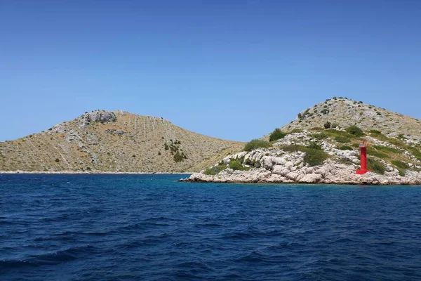 Kornaten Kroatië Nationaal Park Kornati Zomer Landschap Rode Navigatiemarkering — Stockfoto