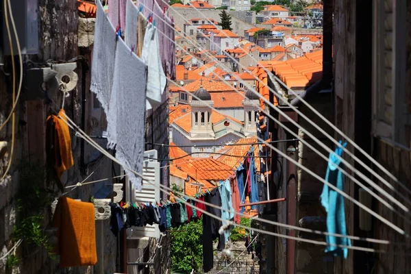 杜布罗夫尼克城市景观与洗衣店线 克罗地亚的城市 中世纪旧城街 — 图库照片