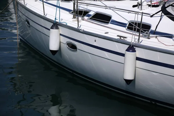 Navegando Dubrovnik Croácia Vela Pára Lamas Iate Lado Porto Bóias — Fotografia de Stock